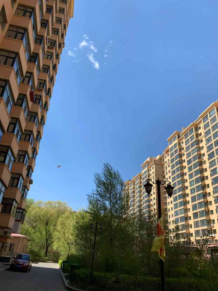 丽兹·江畔-"丽兹江畔共有三期,有朋友住在三期,小区的.