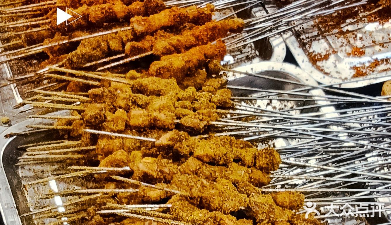 酥掉渣的烧饼包裹上肥瘦相间的肉串，分分钟勾起你的食欲！