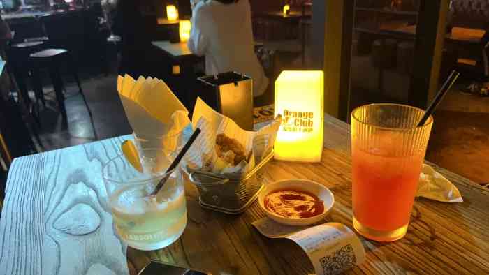 发条橙子-"五一假期,晚上和朋友第一次来这家酒吧小酌.