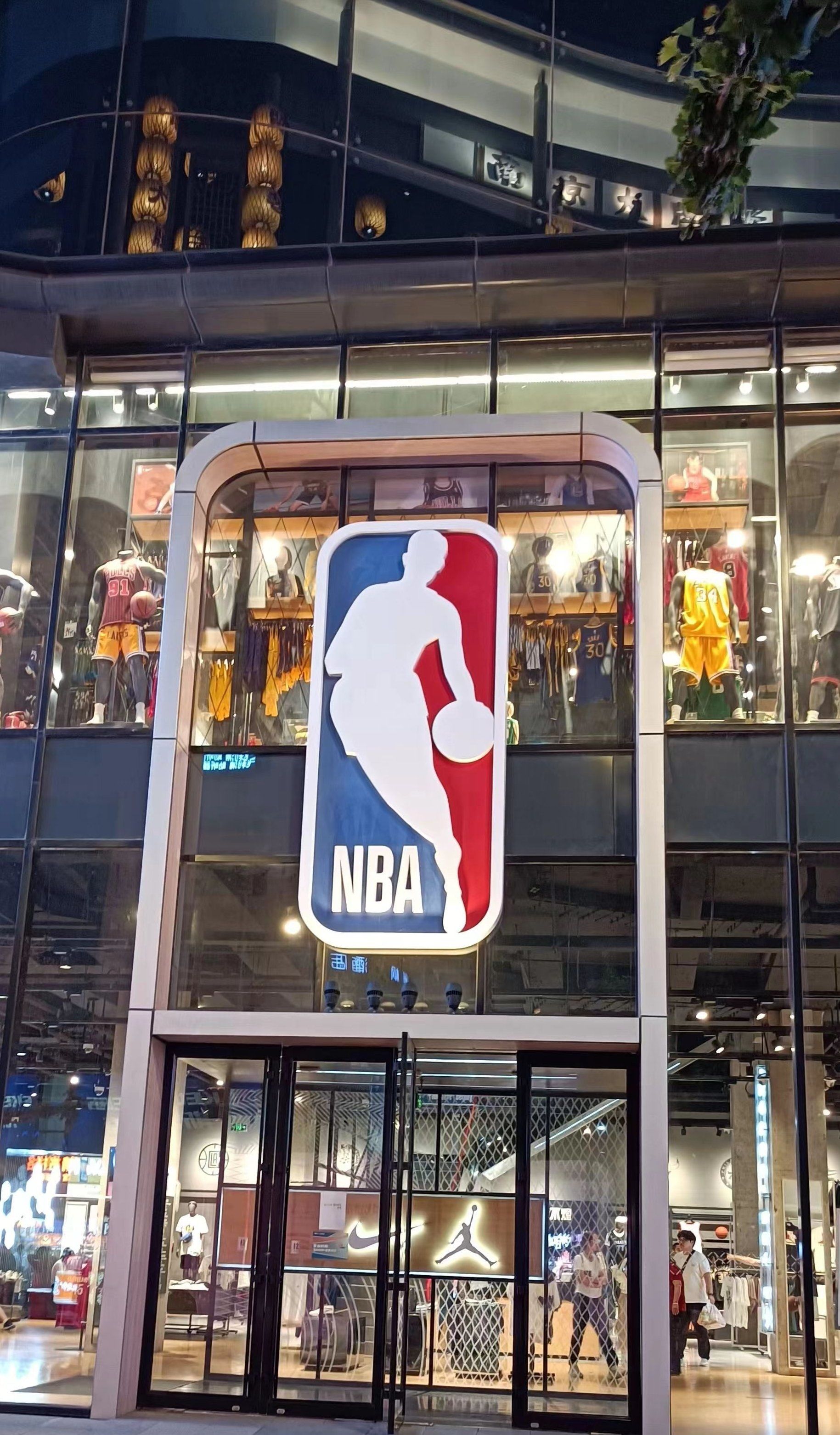  —"nba me";二层设有中国大陆地区最大的复古商品区:乔丹,艾弗森