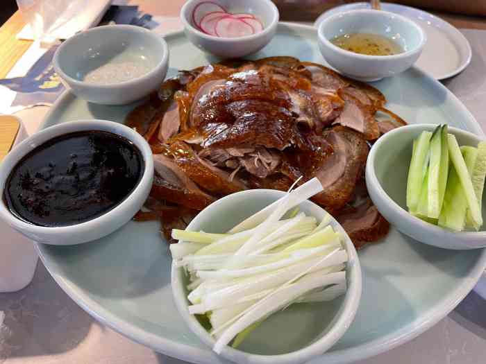 额娘春饼·烤鸭(益庄店)-"首先要提的是服务:小哥哥小姐姐都非常热情.