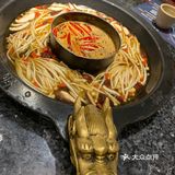大家对吃辣的实力，看看这个锅底上面漂浮着一层辣椒