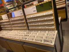 -LOOK眼镜·蔡司依视路配镜(宝山万达店)