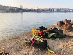 景点-多瑙河畔鞋履雕塑