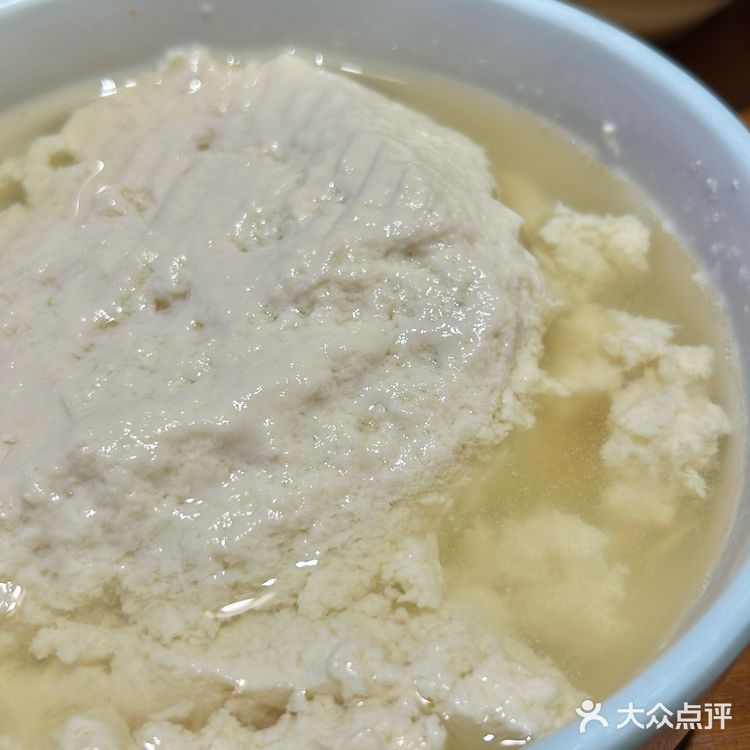 在解放碑!30年老店吃平价蹄花汤👅