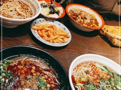 -爆炸头阿姨小四川正宗川味小吃(无任何分店)