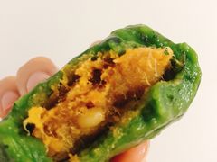 艾叶咸蛋黄肉松青团-王家沙点心店(南京西路总店)
