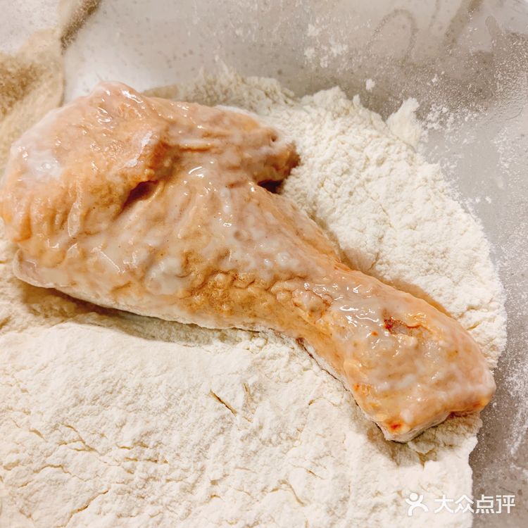 自制脆皮奥尔良炸鸡腿，汁水丰富香气四溢