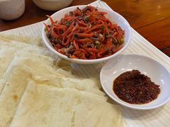 酸萝卜炒牛肉配饼-玛禄藏膳(五分店)