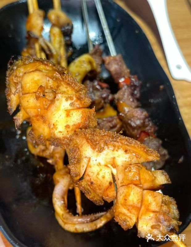 与粥底缠绵,海鲜的鲜美在口中绽放。而蒜蓉生蚝