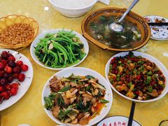 -乡土特色.冷锅鱼.牦牛肉汤锅