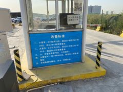 -秀沿路地铁站停车场
