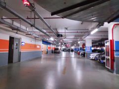 -绿地缤纷城-停车场