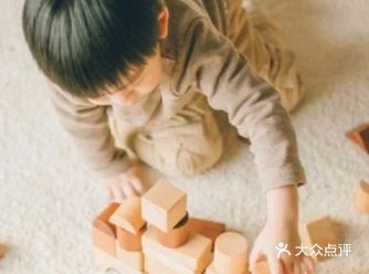 怎样陪一个月的宝宝玩耍？宝爸宝妈们看过来！