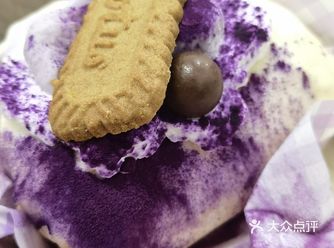 朋友买的小甜品，是一家私人订制，芋泥馅的毛巾卷