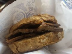 芝麻烧饼夹牛肉-西部马华清真兰州牛肉面·烧烤夜市(关东店)