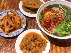 -爆炸头阿姨小四川正宗川味小吃(无任何分店)