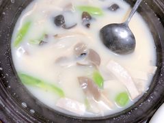 上汤丝瓜杂菌煲-渔太泰漓江小馆·广西融合菜(西街店)