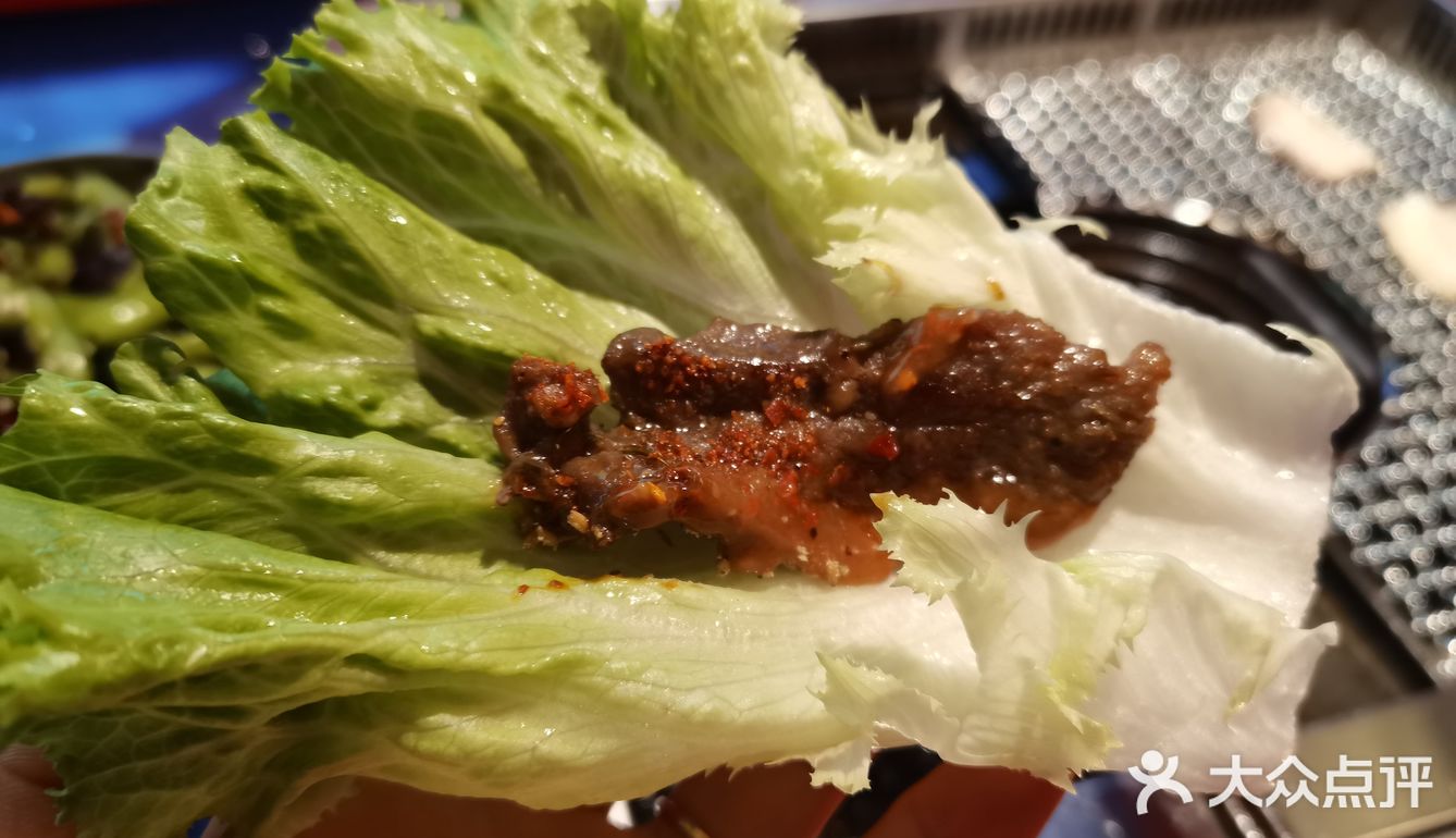 如果坐公交车来的话可以直接到，就在右手边