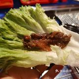 如果坐公交车来的话可以直接到，就在右手边