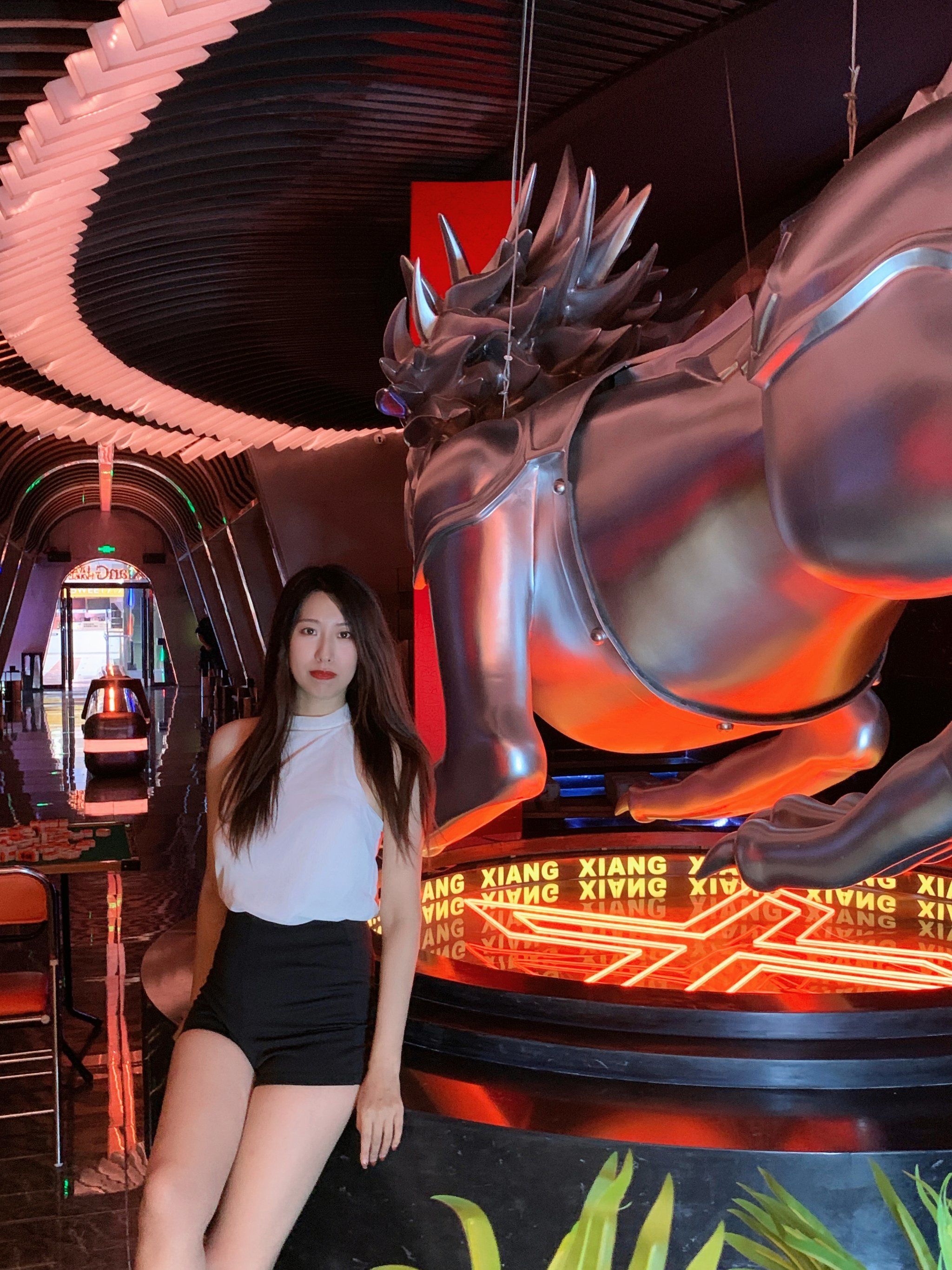 在这枯燥的生活 偶尔也要给自己灯红酒绿的生活