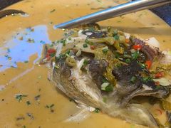 煎香酸菜半边鱼-渔悦潇湘·酸菜煮鱼(岳麓山店)