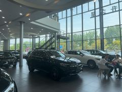 -成都中升之星奔驰4S店