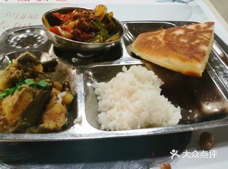 鲁美的食堂在单位对面，对于我来说是吃午餐的最佳选择