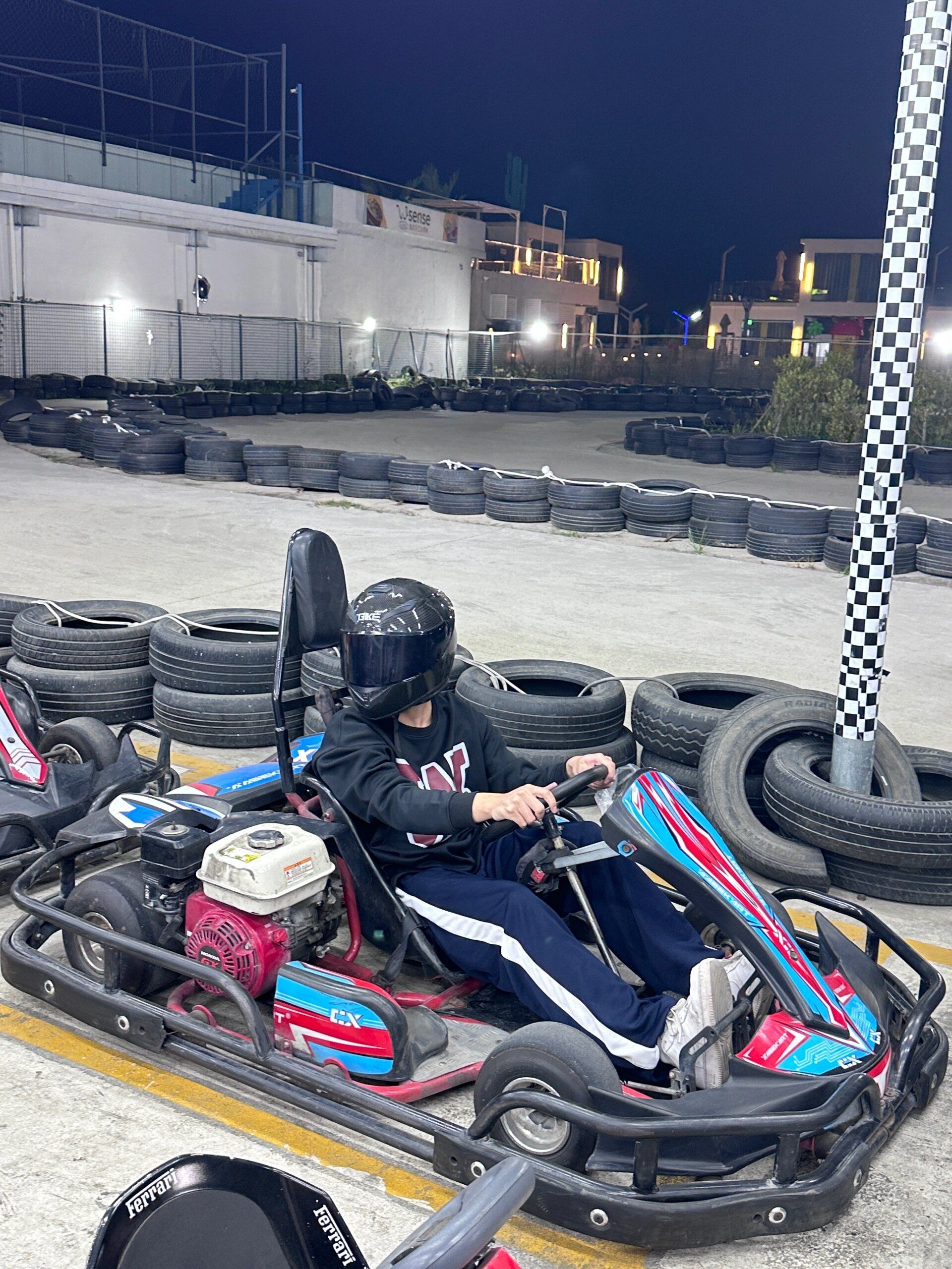 和朋友们一起开卡丁车太开心