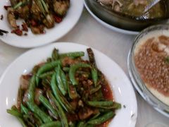 小菜右上角是鸡汤-旅宁大酒店
