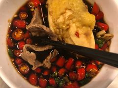 浓厚原只鸡煲花胶汤-鲜入围煮花胶鸡海鲜火锅