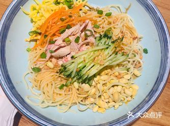 想吃拌面，看到这家有凉面就进来了，位于水游城三层