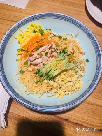 想吃拌面，看到这家有凉面就进来了，位于水游城三层