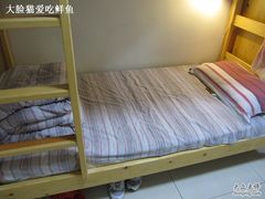 下铺全景（自己叠的有点皱）-北京和园国际青年客栈