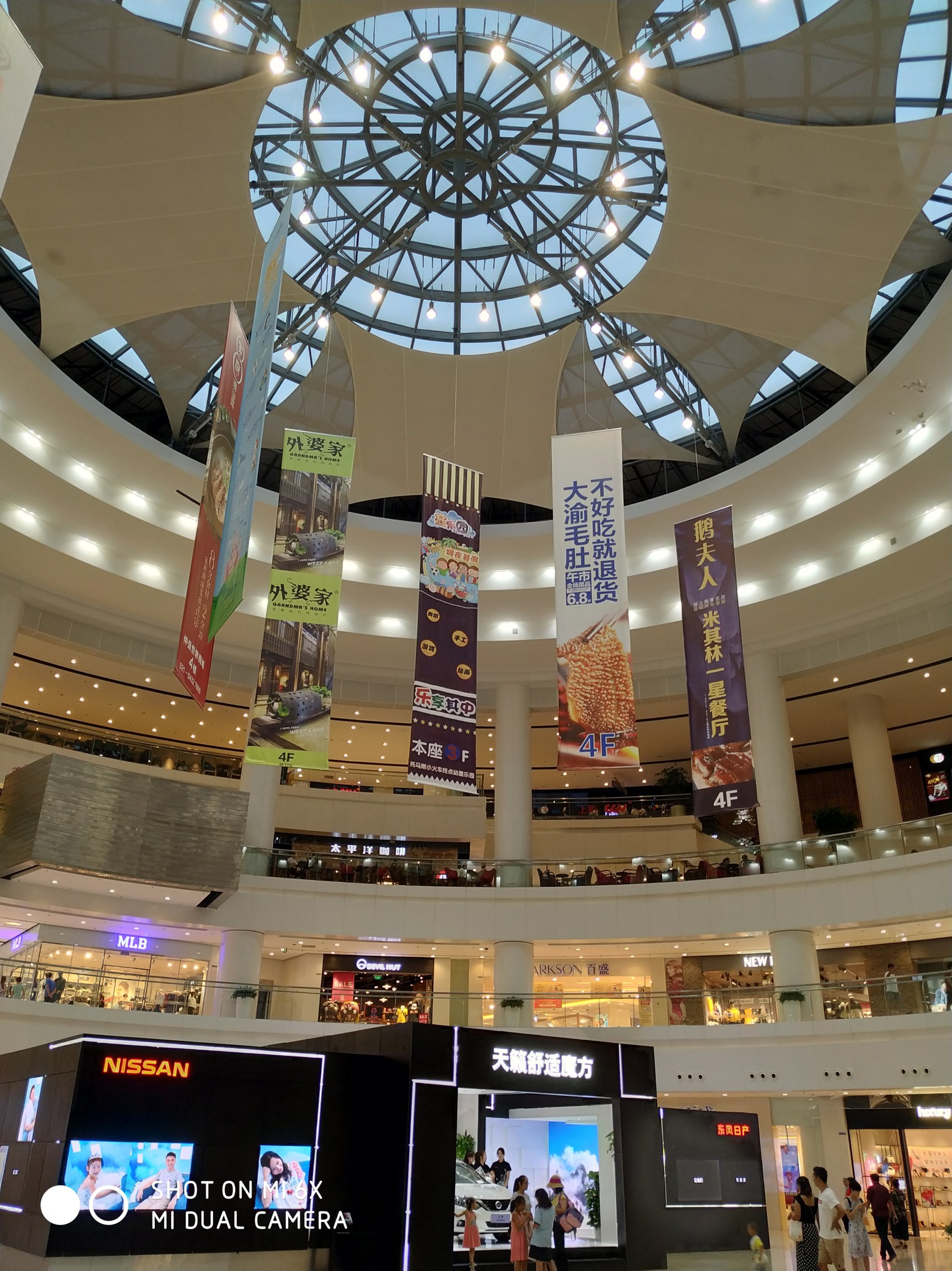 仲盛世界商城位于闵行莘庄地区,地铁1号线-大众点评