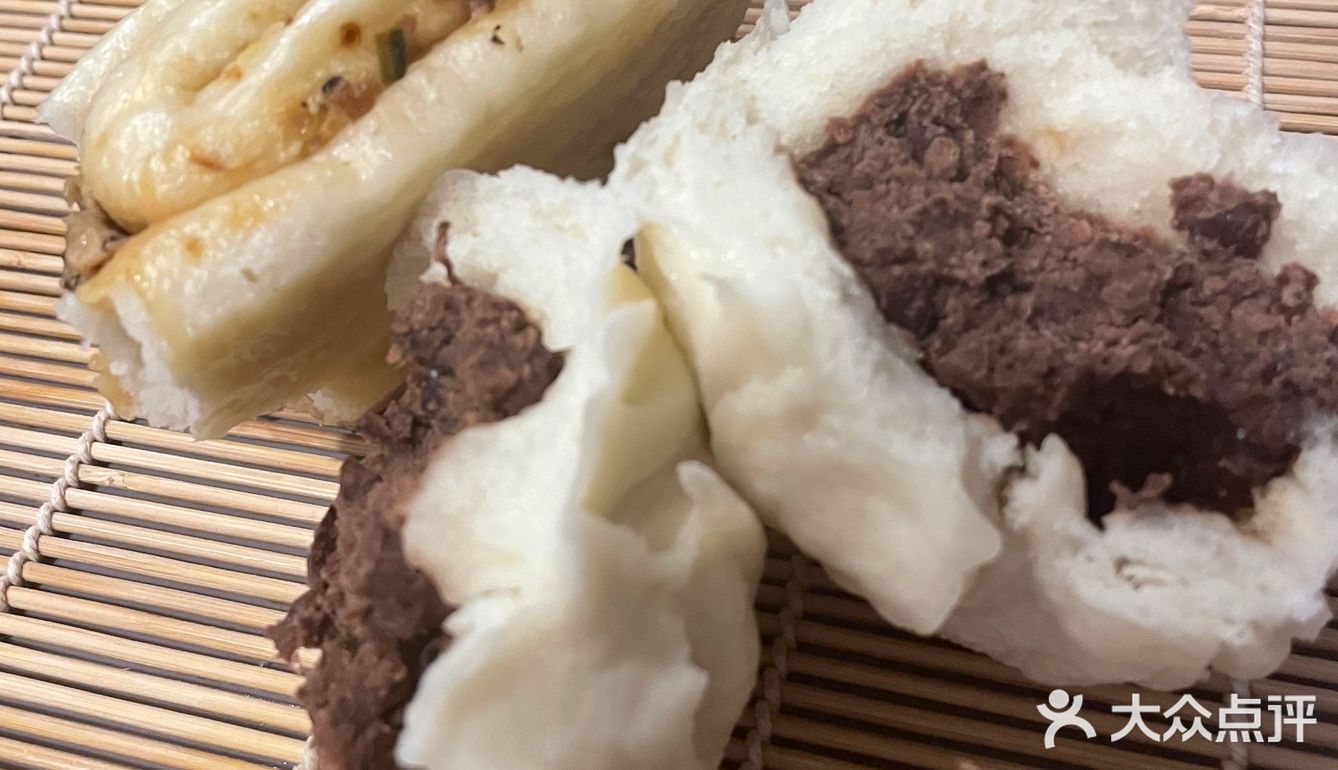 自制早饭之肉龙卷和杂豆包～