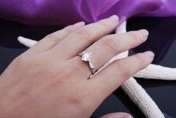 这张是还没镶好的试戴照，镶好了效果会更好-威德钻石-克拉钻大本营(南京东路店)