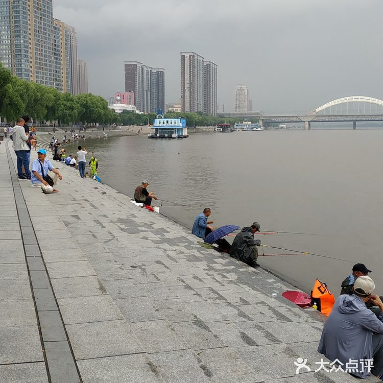 冒雨去探查鱼市搬迁进度
