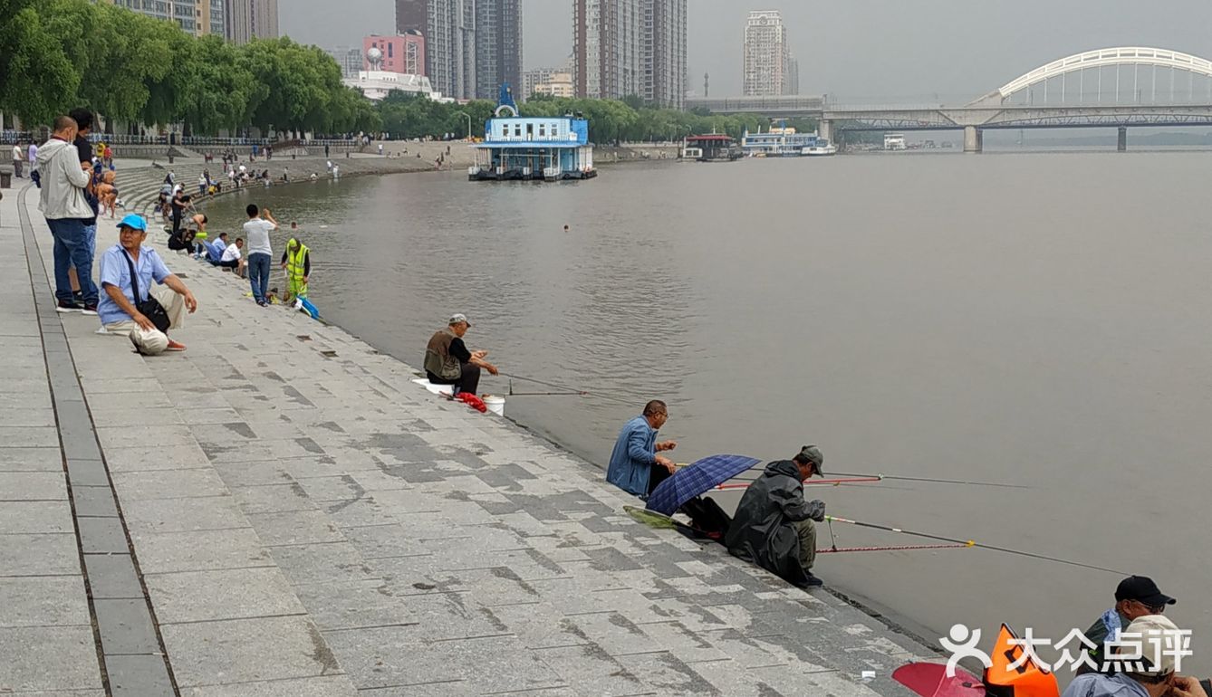 冒雨去探查鱼市搬迁进度