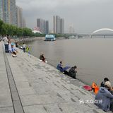 冒雨去探查鱼市搬迁进度