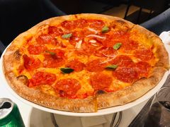 意大利腊肠比萨配腌番茄和干酪-WOLFGANG PUCK KITCHEN & BAR(迪士尼小镇店)