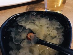 银耳汤-何师烧烤·香辣蟹·川菜·30年老品牌(太古里旗舰店)