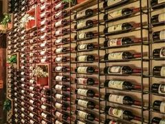 酒架-胡桃里音乐餐厅(陶溪川店)(川湘赣菜·世界百大酒庄直供红酒·音乐表演)