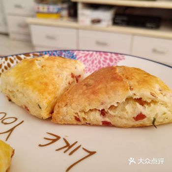 如果揉过了那烤出来就是面包。4.烤之前刷一层蛋液