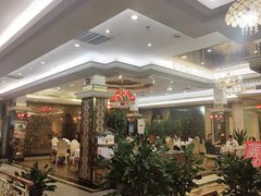 等位区-新粤新疆菜清真餐厅(拱北店)