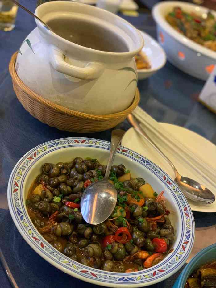 春田花花(瓶窑店)-"很有名的春天花花,二楼有一面墙 上面都是.