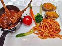 红酒烩羊排拼焗小青鲍配茄汁意面-漢咖啡·全服务式自助晚餐(武汉洲际酒店)