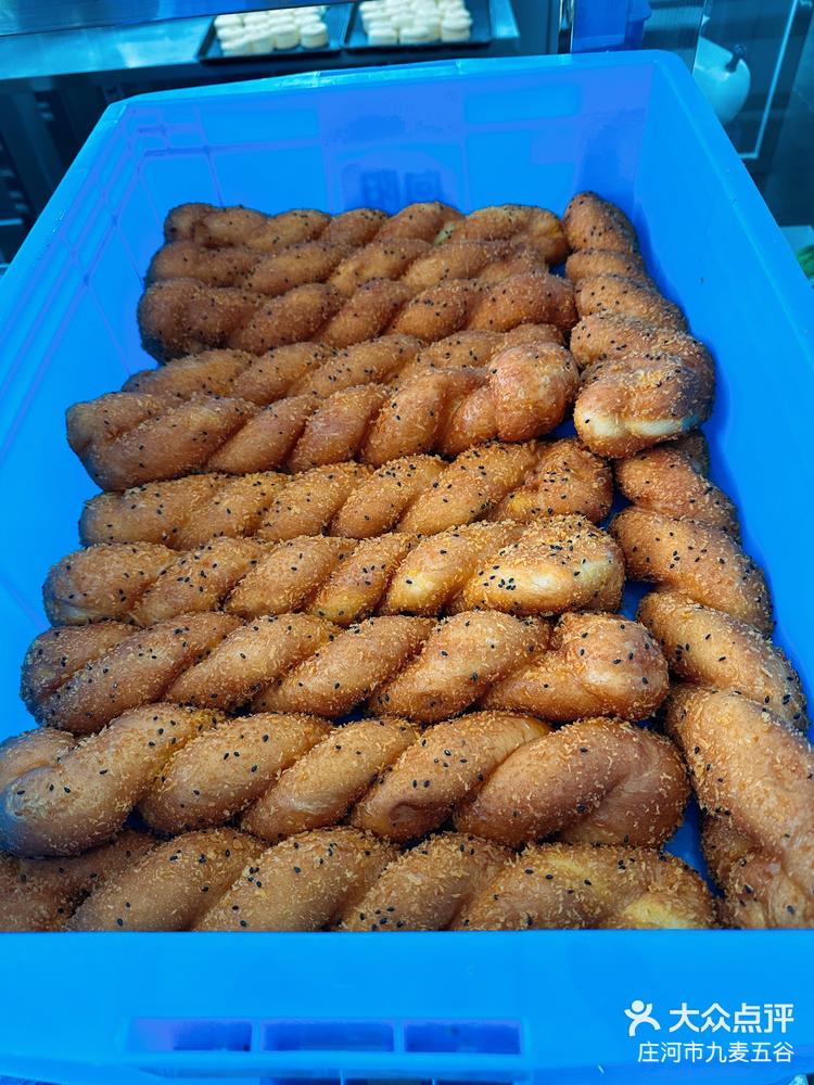 带馅大麻花出锅刚炸好