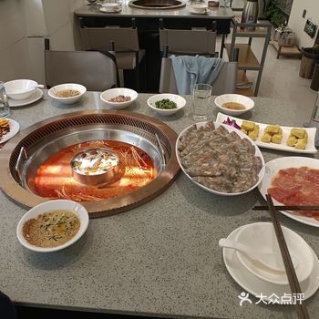 刚坐下就被现做的饮品迷到了️，点了两杯新上的牛油果奶