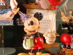 -小镇影院迪士尼小熊Duffy与他的朋友合影地